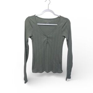 American Eagle Outfitters Women's Green Long‎ Sleeve Tee
